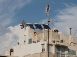 西ベイルートの中心ハムラー地区で見かけた太陽光発電パネル。
