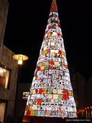 「ベイルート・スーク」に設置された巨大なクリスマスツリー。
