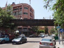 東ベイルートのアルメニア人街で見かけた廃線跡（鉄橋）。