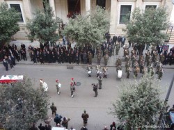 弊センター正面にあるサン・ジョージ教会で執り行われたレバノン国軍関係者の葬儀風景。